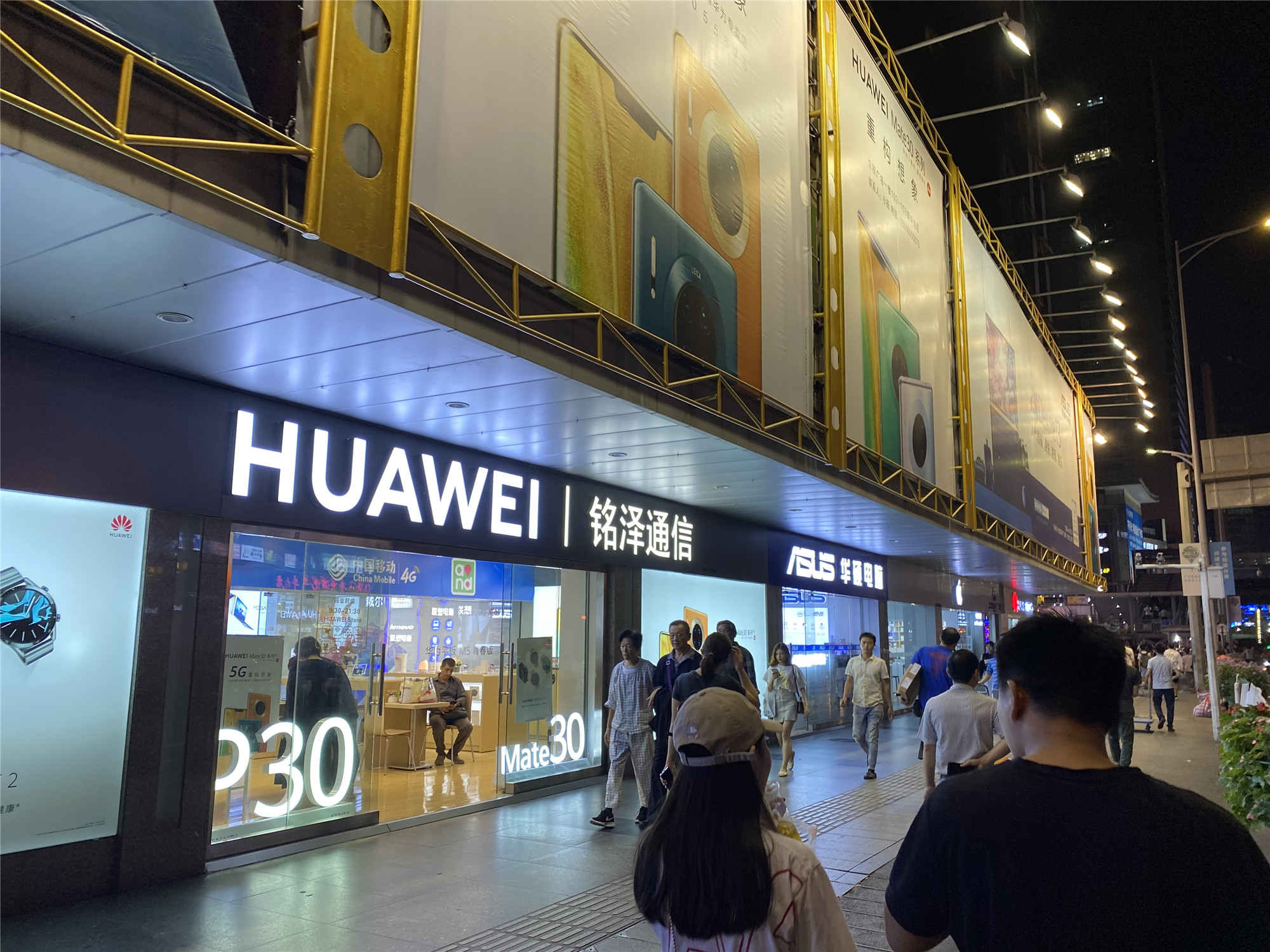 数码电子城关门背后 电子产品实体店的生存困境与转型之路